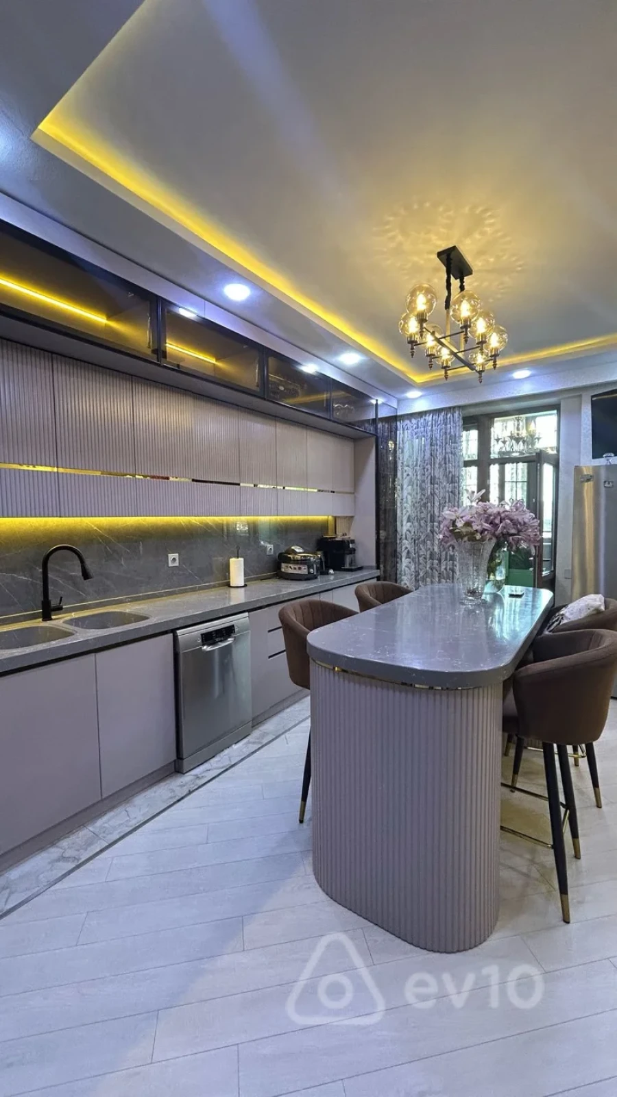 Kirayə verilir 3 otaqlı yeni tikili 190 m²