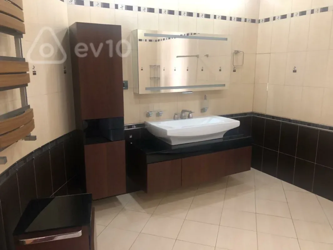 Kirayə verilir 4 otaqlı yeni tikili 217 m²