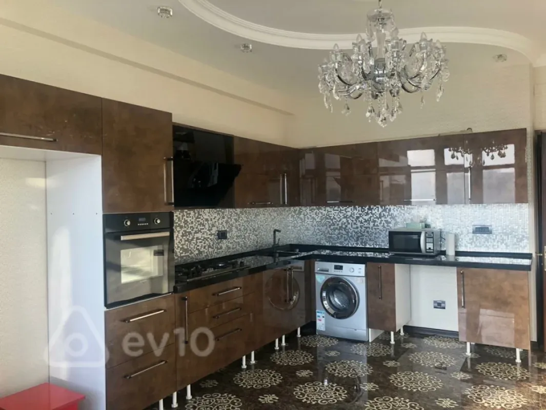 Kirayə verilir 4 otaqlı yeni tikili 217 m²