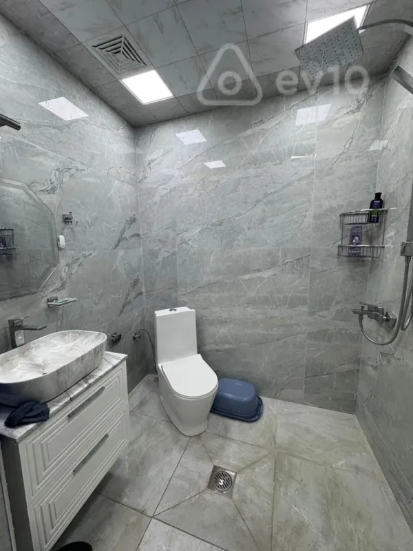 Kirayə verilir 2 otaqlı köhnə tikili 85 m²