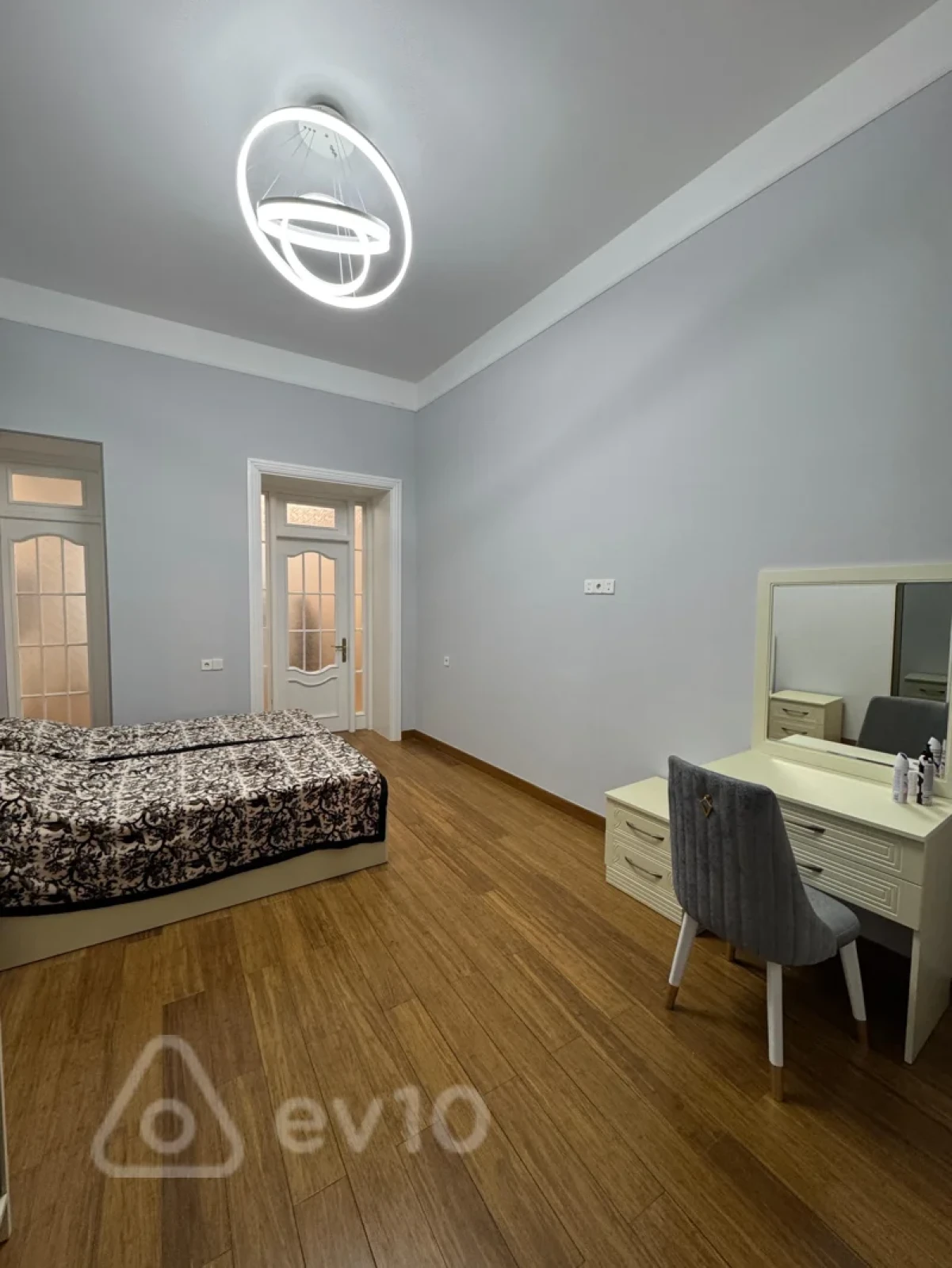Kirayə verilir 2 otaqlı köhnə tikili 85 m²