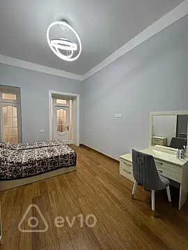 Kirayə verilir 2 otaqlı köhnə tikili 85 m²