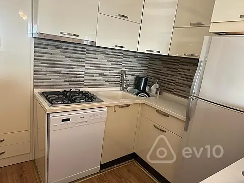 Kirayə verilir 3 otaqlı yeni tikili 135 m²