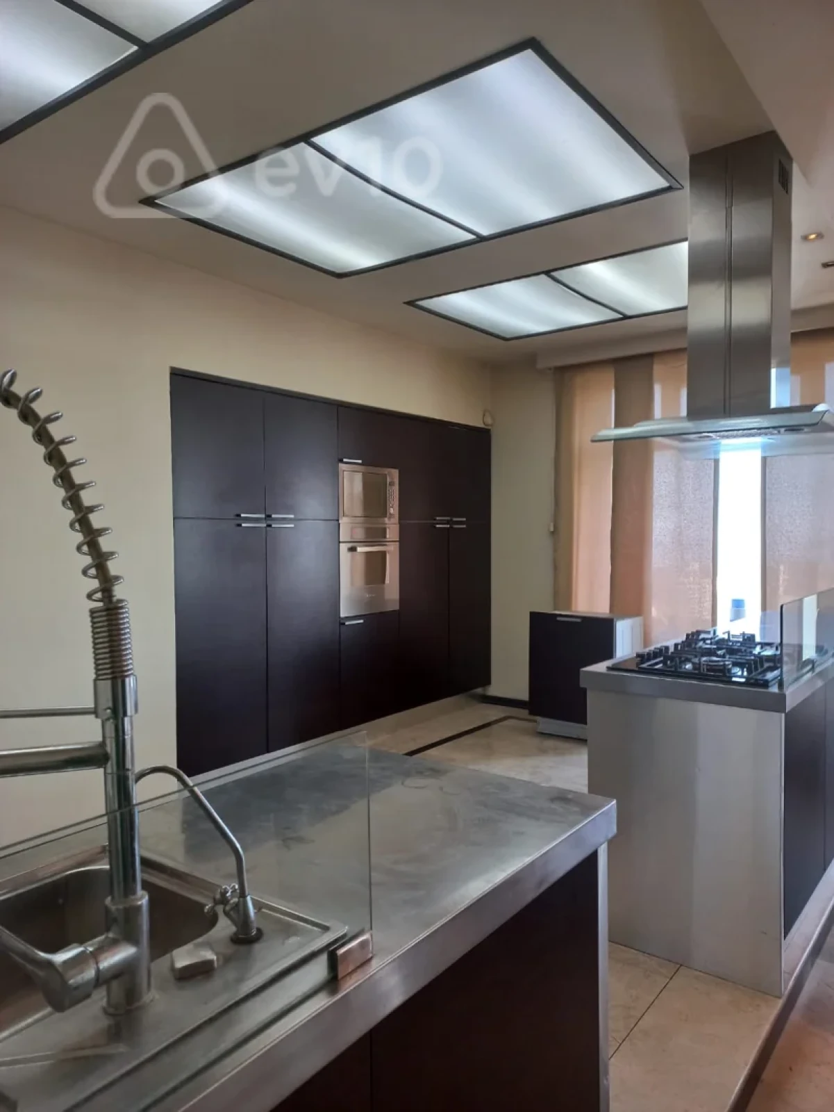 Kirayə verilir 3 otaqlı yeni tikili 170 m²