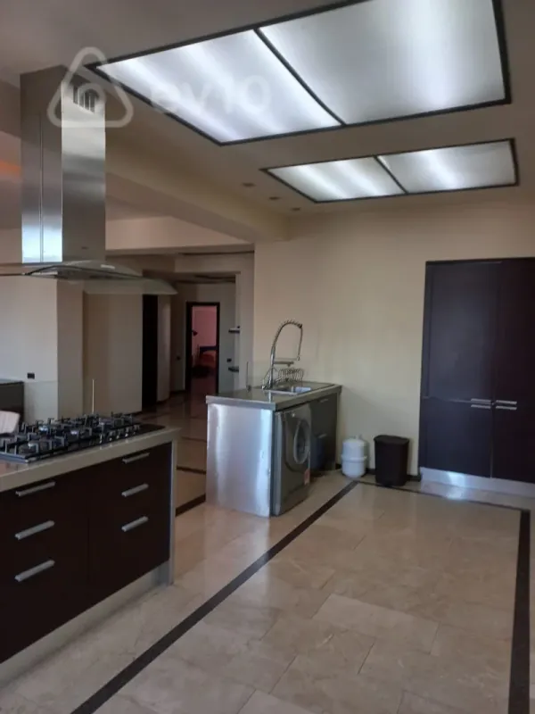 Kirayə verilir 3 otaqlı yeni tikili 170 m²