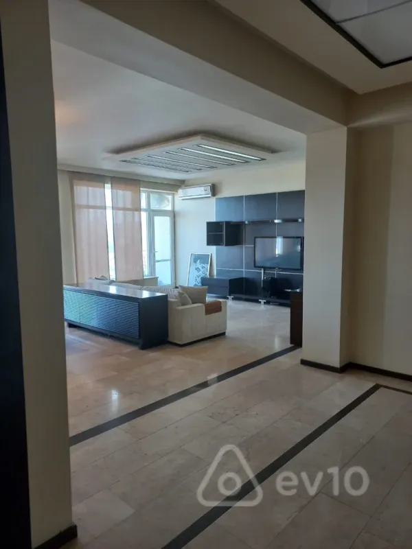 Kirayə verilir 3 otaqlı yeni tikili 170 m²