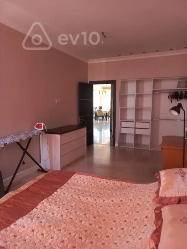 Kirayə verilir 3 otaqlı yeni tikili 170 m²