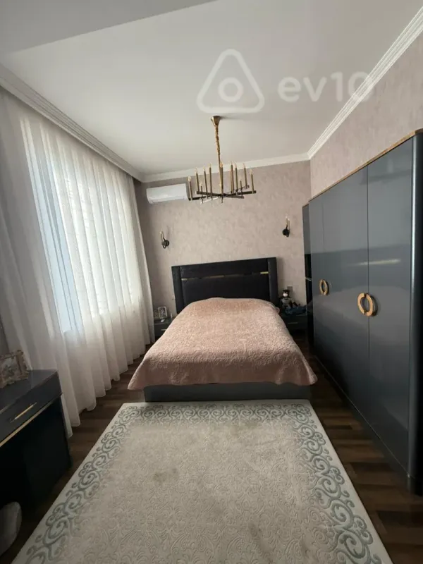 Satılır 4 otaqlı həyət evi 300 m²