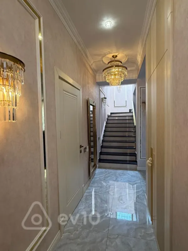 Satılır 4 otaqlı həyət evi 300 m²