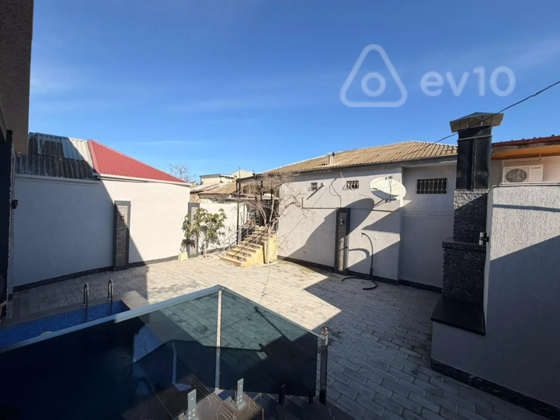 Satılır 4 otaqlı həyət evi 300 m²