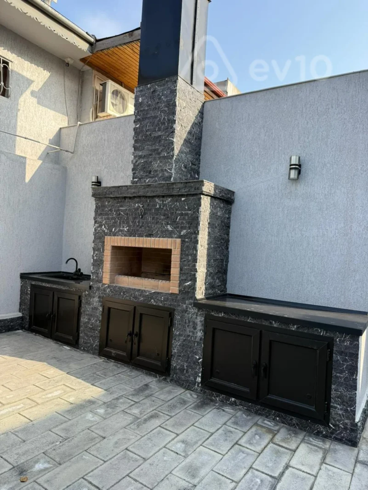Satılır 4 otaqlı həyət evi 300 m²