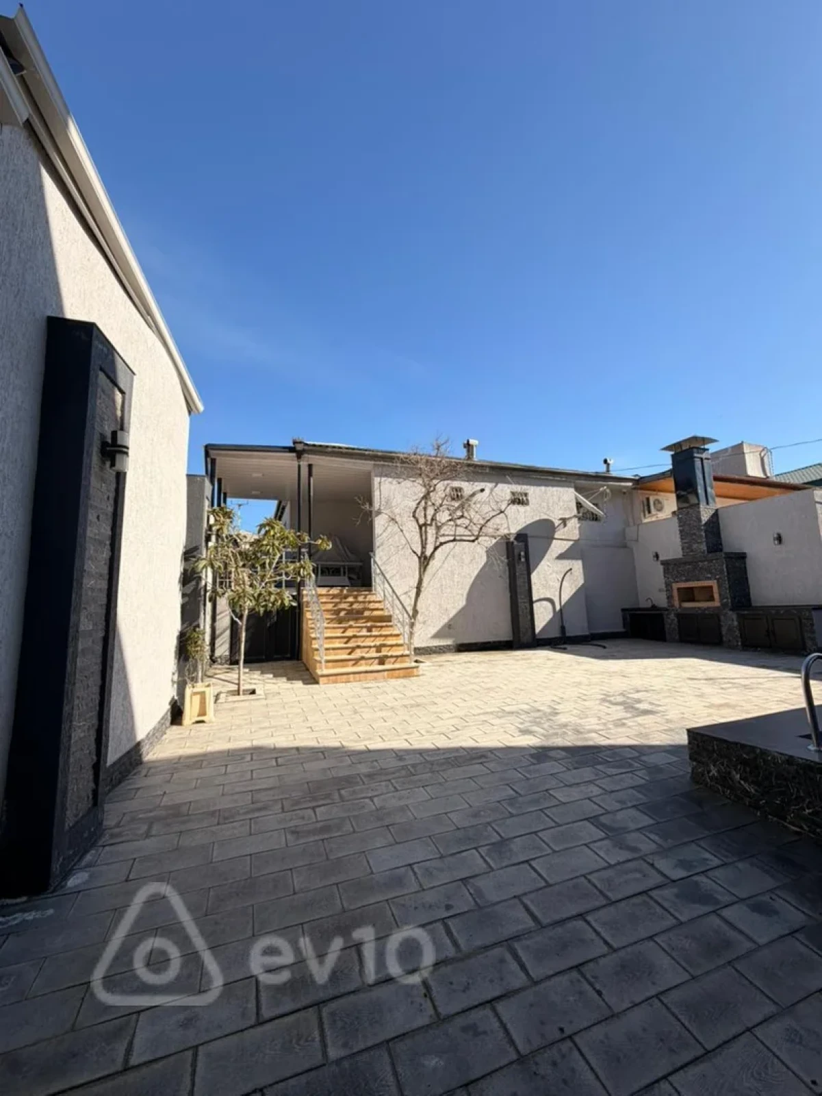 Satılır 4 otaqlı həyət evi 300 m²