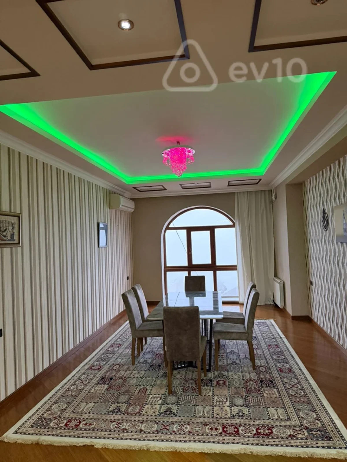 Kirayə verilir 3 otaqlı yeni tikili 160 m²