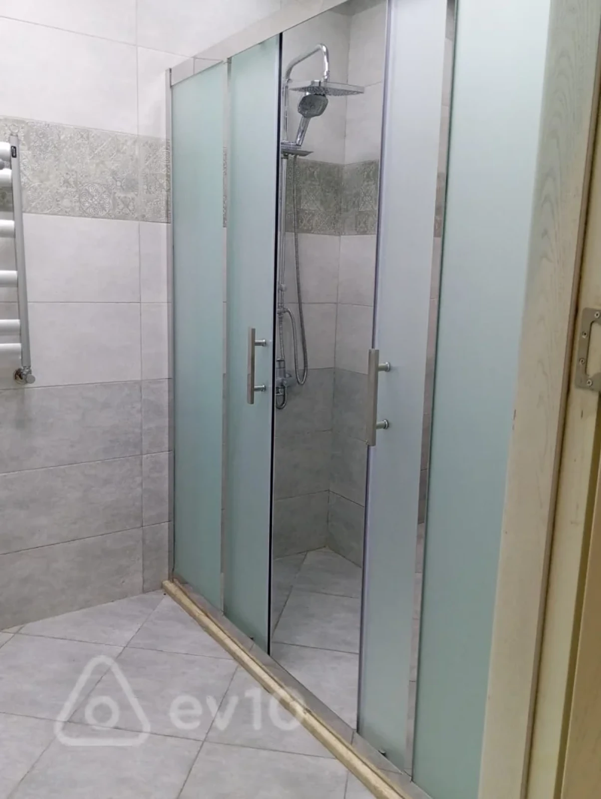 Kirayə verilir 3 otaqlı yeni tikili 150 m²