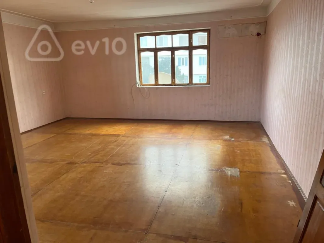 Satılır 4 otaqlı köhnə tikili 130 m²