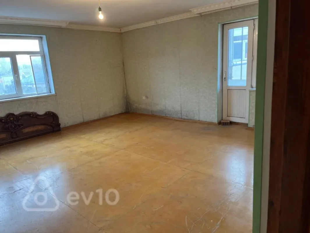 Satılır 4 otaqlı köhnə tikili 130 m²