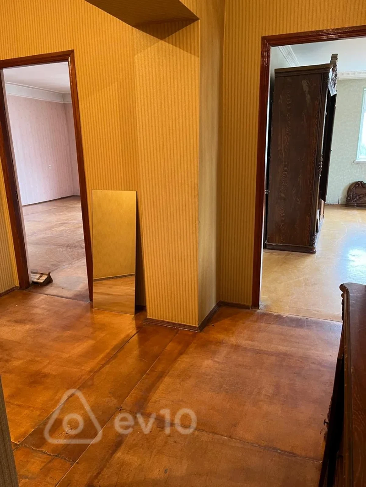 Satılır 4 otaqlı köhnə tikili 130 m²