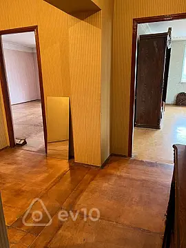 Satılır 4 otaqlı köhnə tikili 130 m²