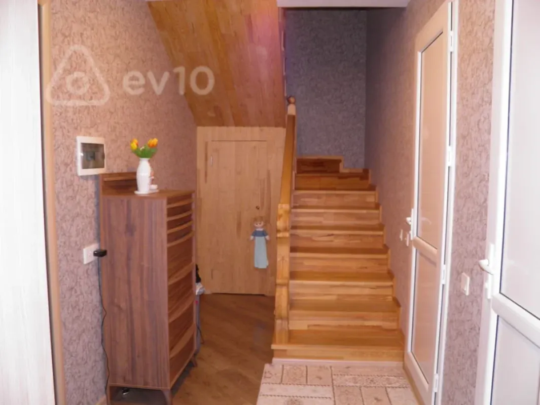 Satılır 5 otaqlı həyət evi 220 m²