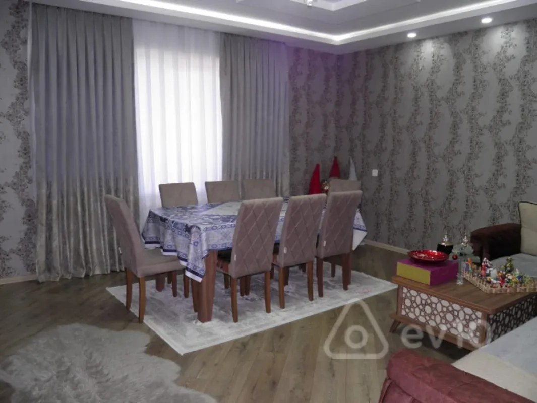 Satılır 5 otaqlı həyət evi 220 m²