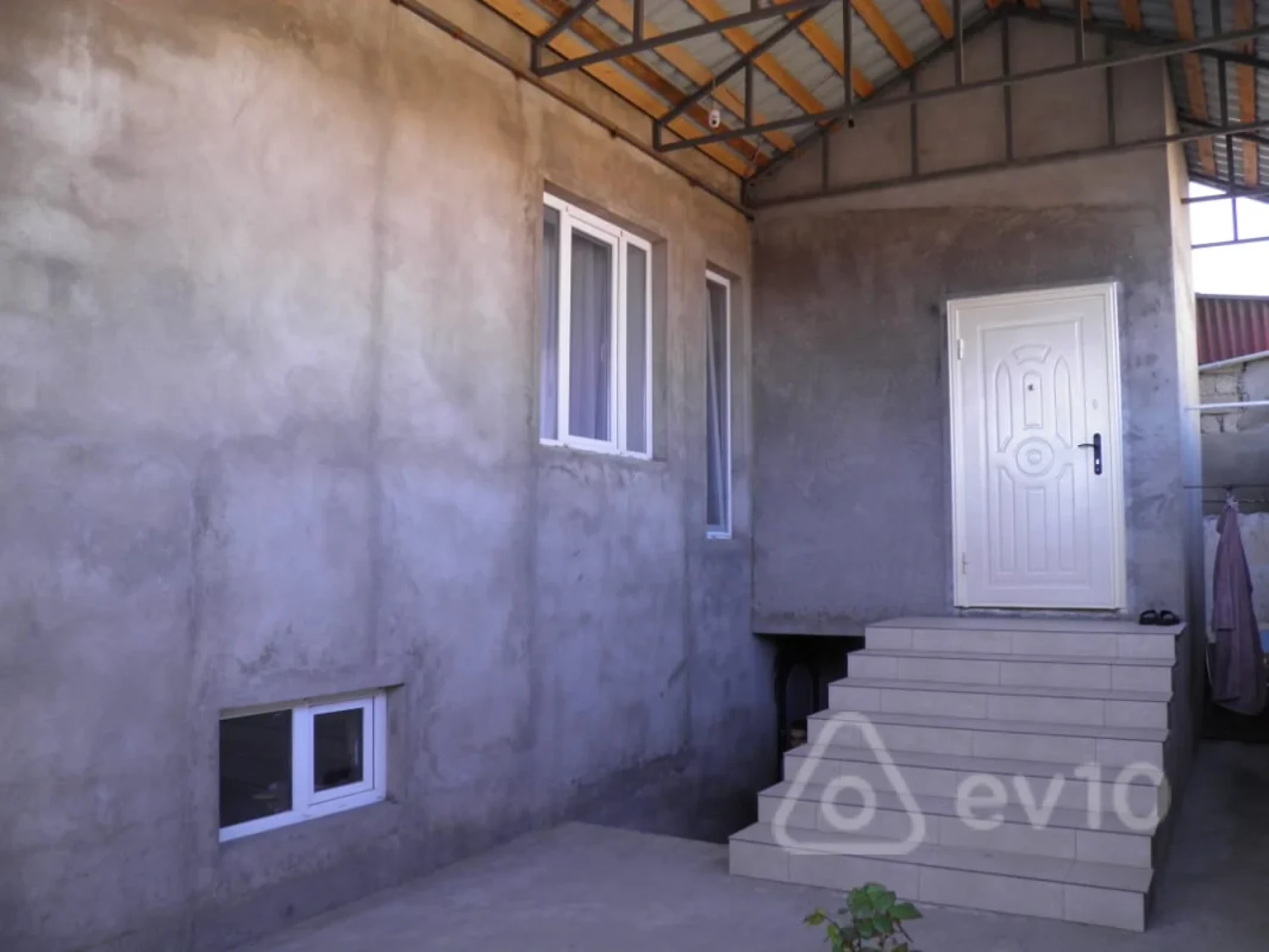Satılır 5 otaqlı həyət evi 220 m²