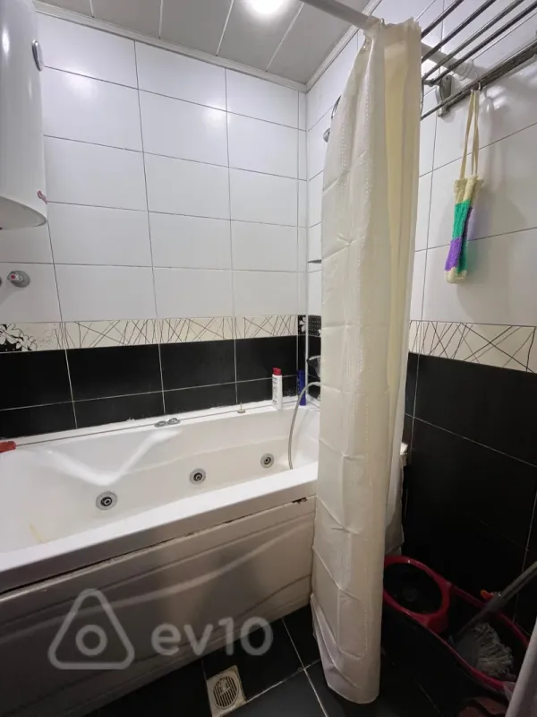 Kirayə verilir 3 otaqlı köhnə tikili 80 m²