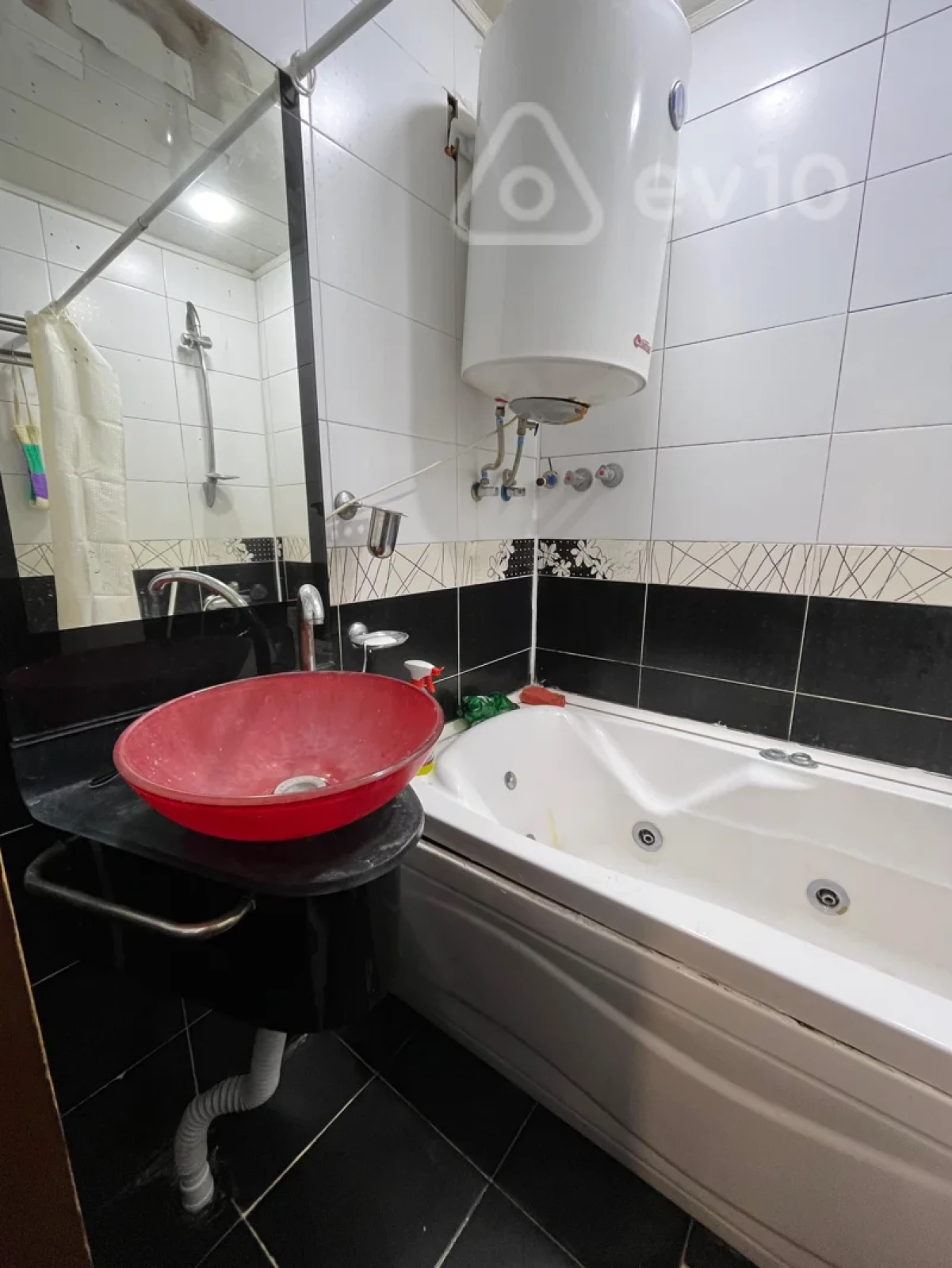 Kirayə verilir 3 otaqlı köhnə tikili 80 m²