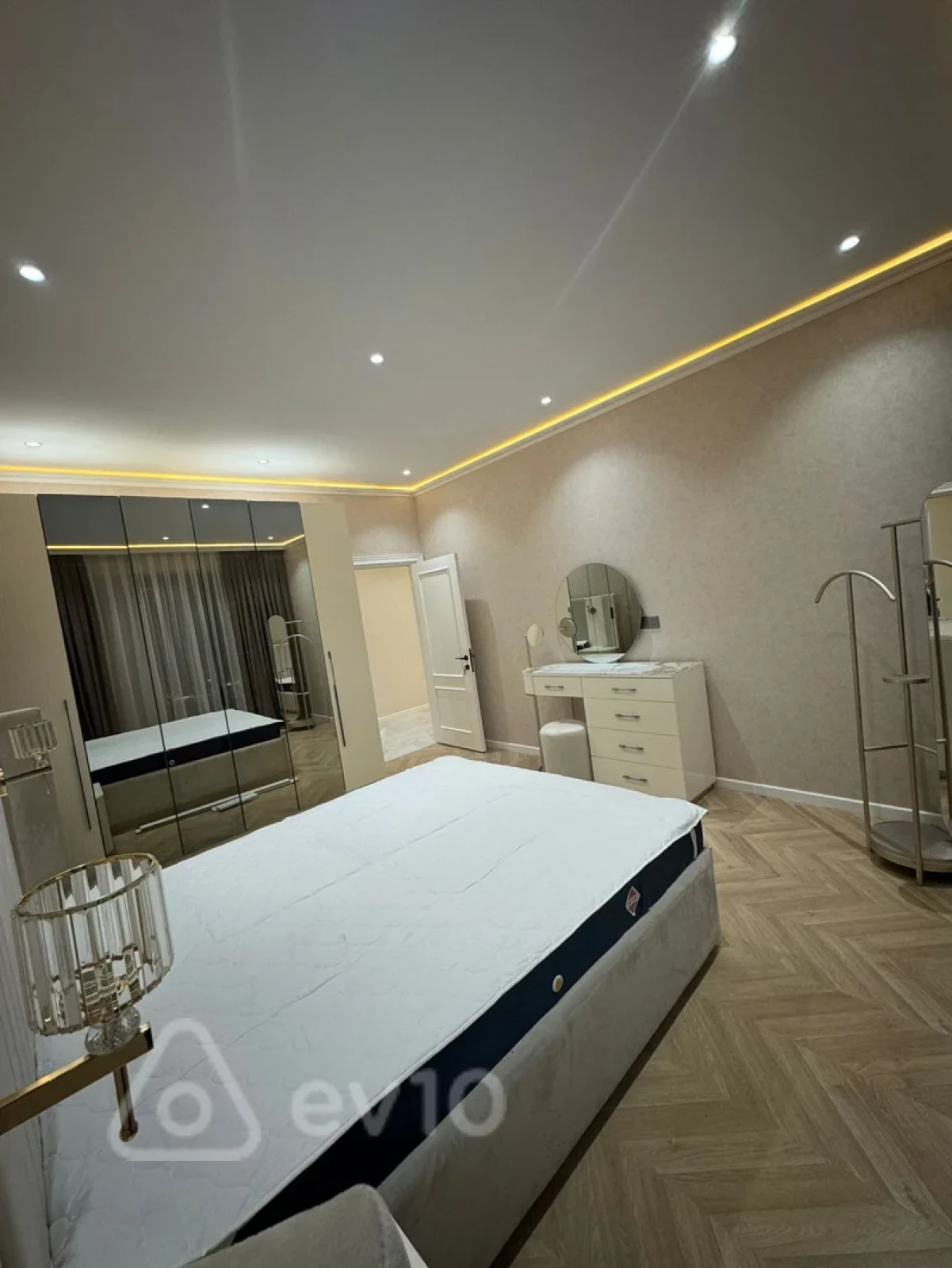 Kirayə verilir 3 otaqlı yeni tikili 148 m²