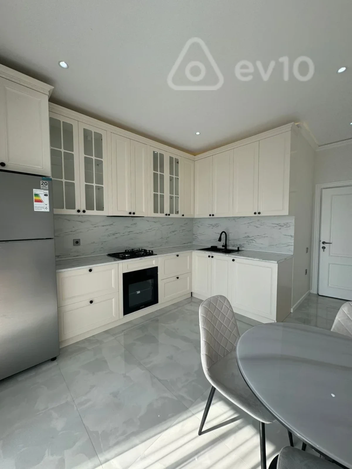 Kirayə verilir 3 otaqlı yeni tikili 148 m²