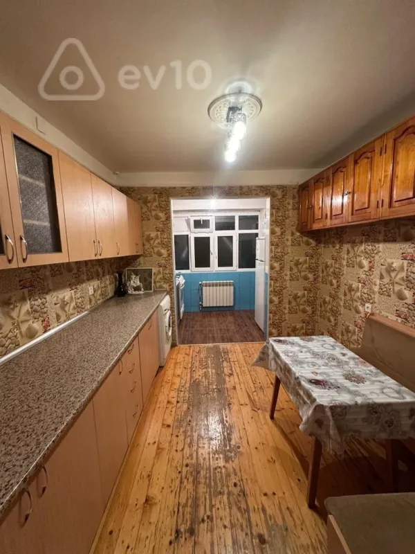 Kirayə verilir 3 otaqlı köhnə tikili 90 m²