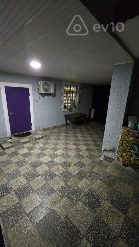 Satılır 10 otaqlı həyət evi 250 m²