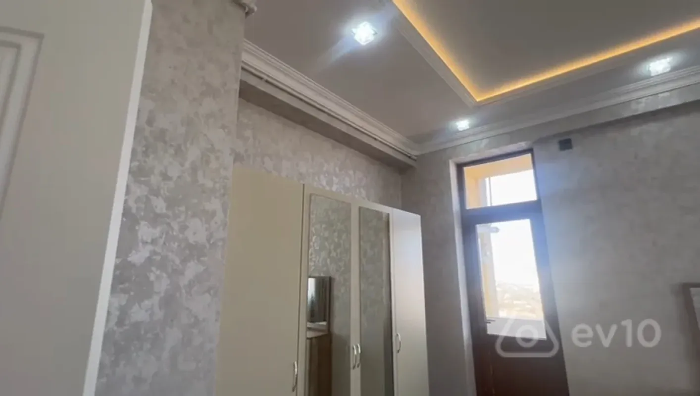 Kirayə verilir 2 otaqlı yeni tikili 67 m²