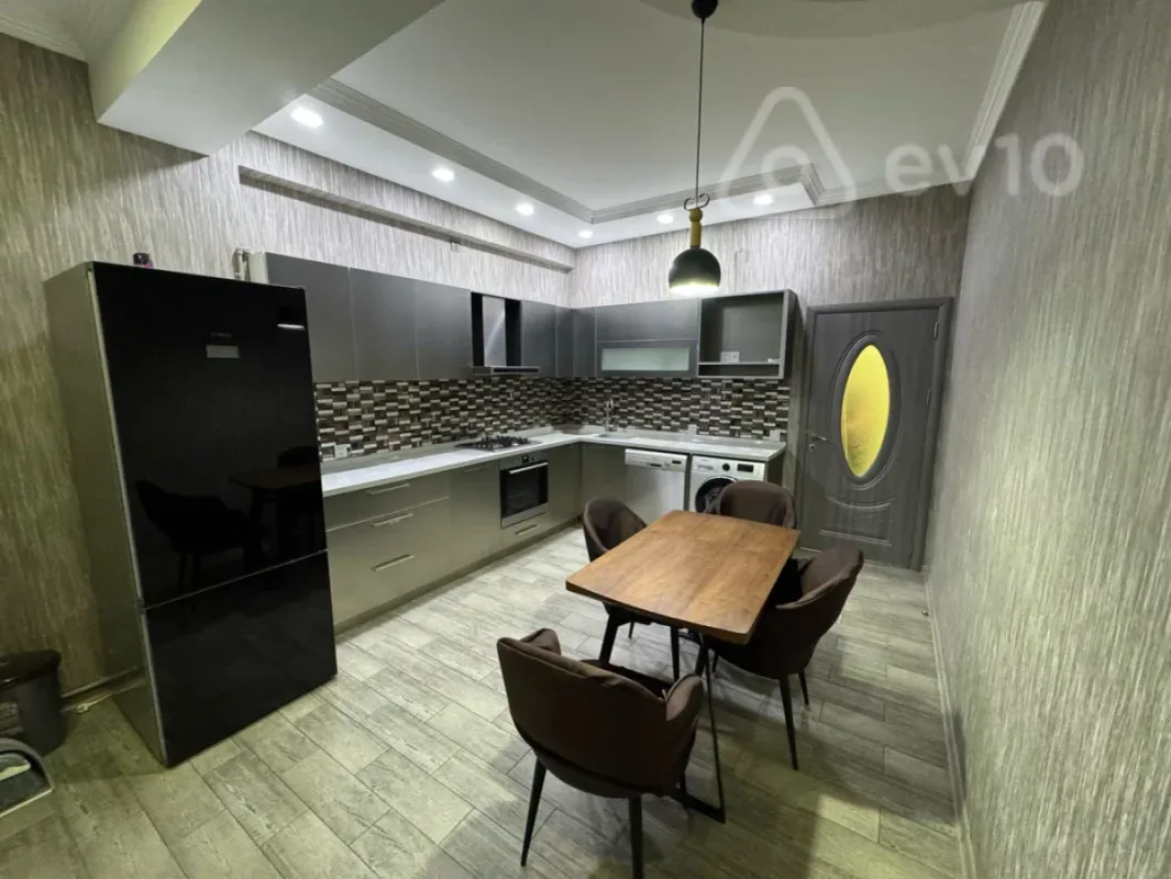 Kirayə verilir 3 otaqlı yeni tikili 130 m²