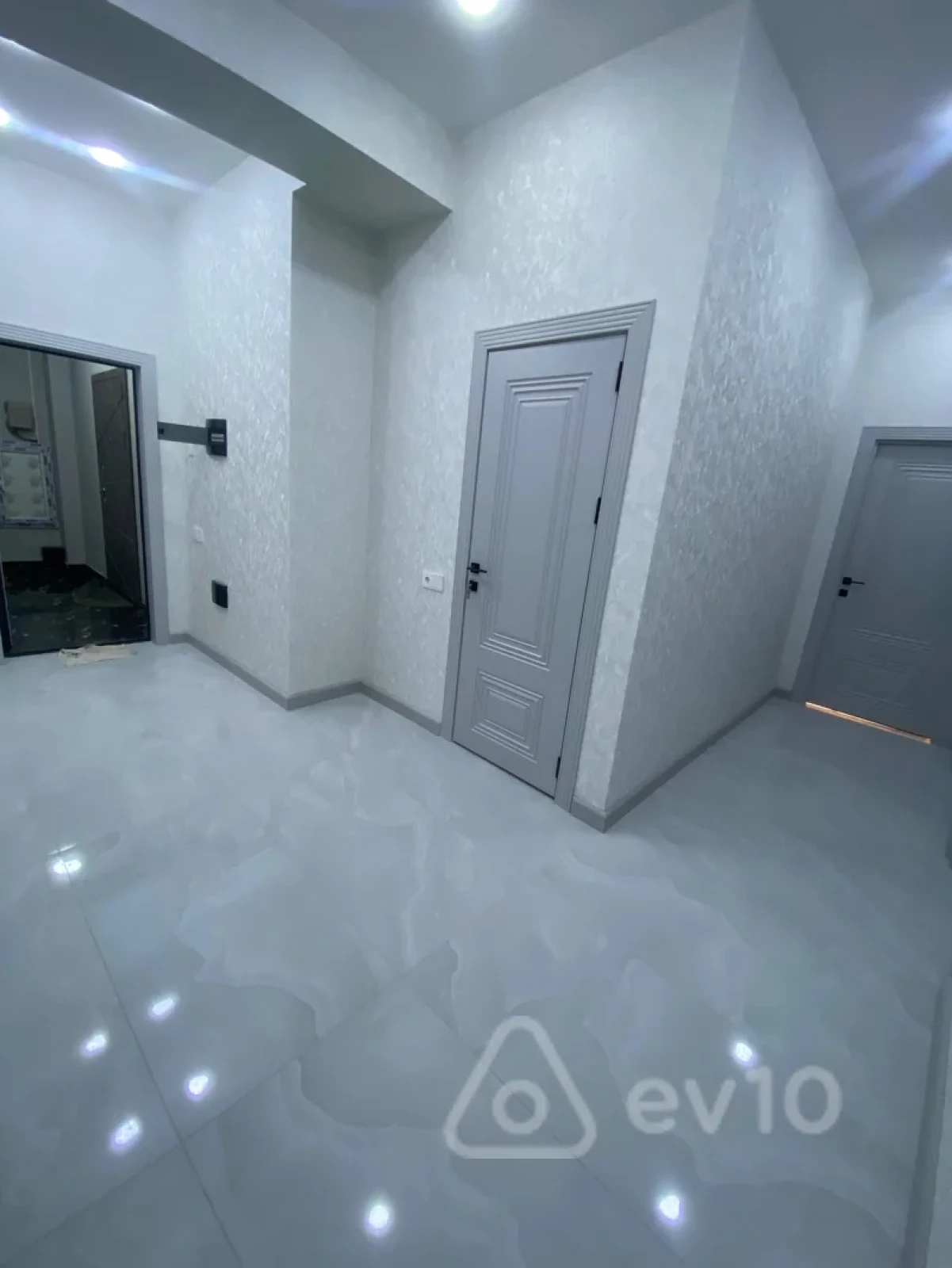 Satılır 3 otaqlı yeni tikili 83.7 m²