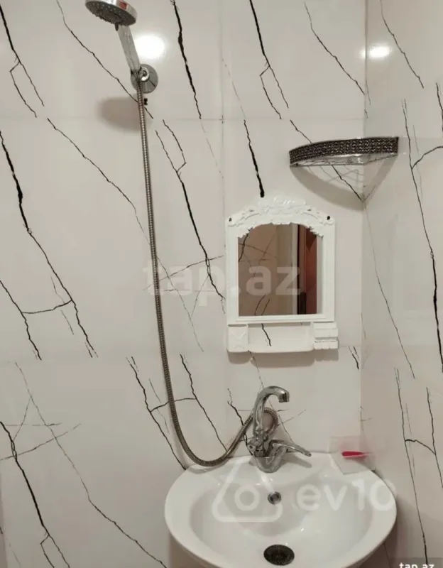 Kirayə verilir 2 otaqlı köhnə tikili 60 m²