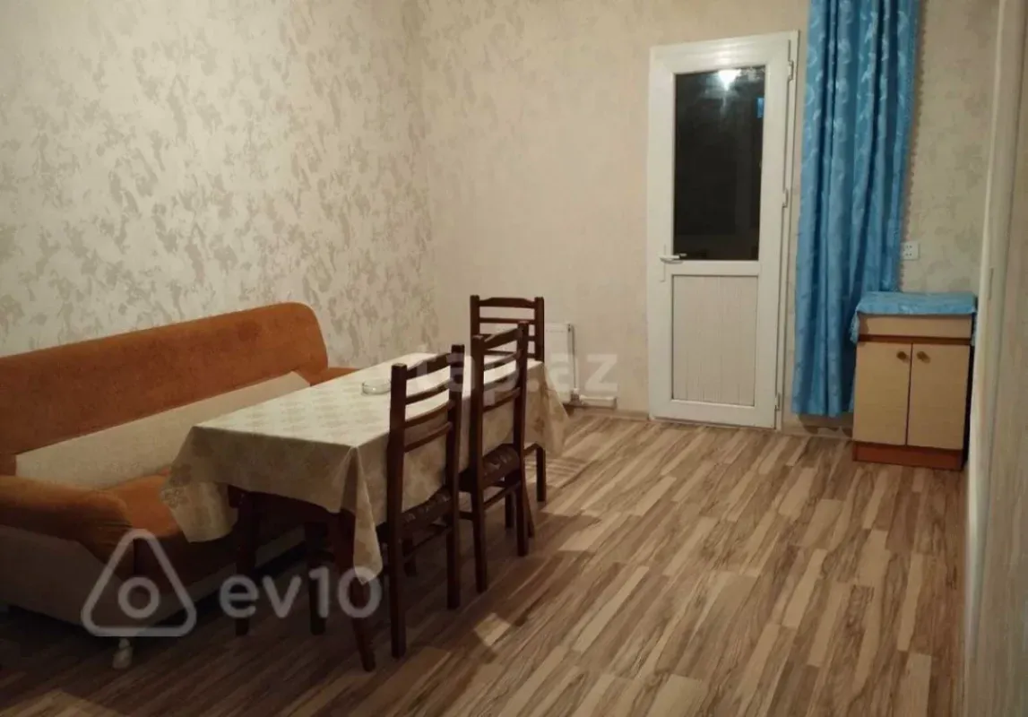 Kirayə verilir 2 otaqlı köhnə tikili 60 m²