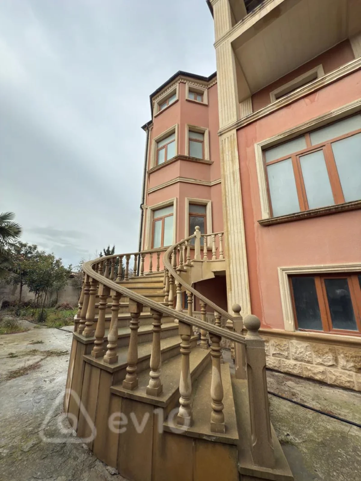 Satılır 8 otaqlı həyət evi 650 m²