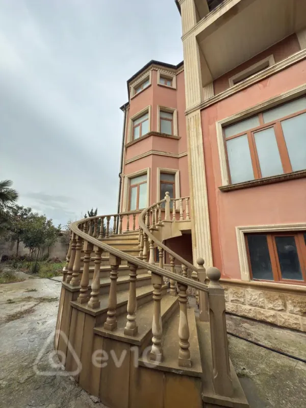 Satılır 8 otaqlı həyət evi 650 m²