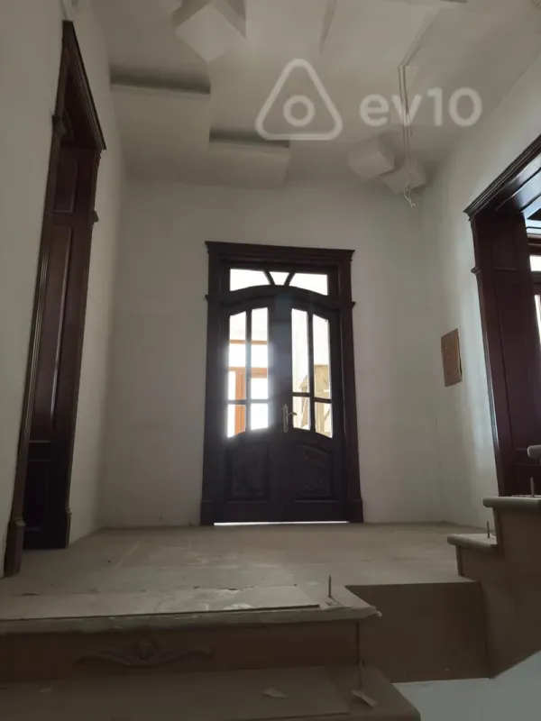 Satılır 8 otaqlı həyət evi 650 m²