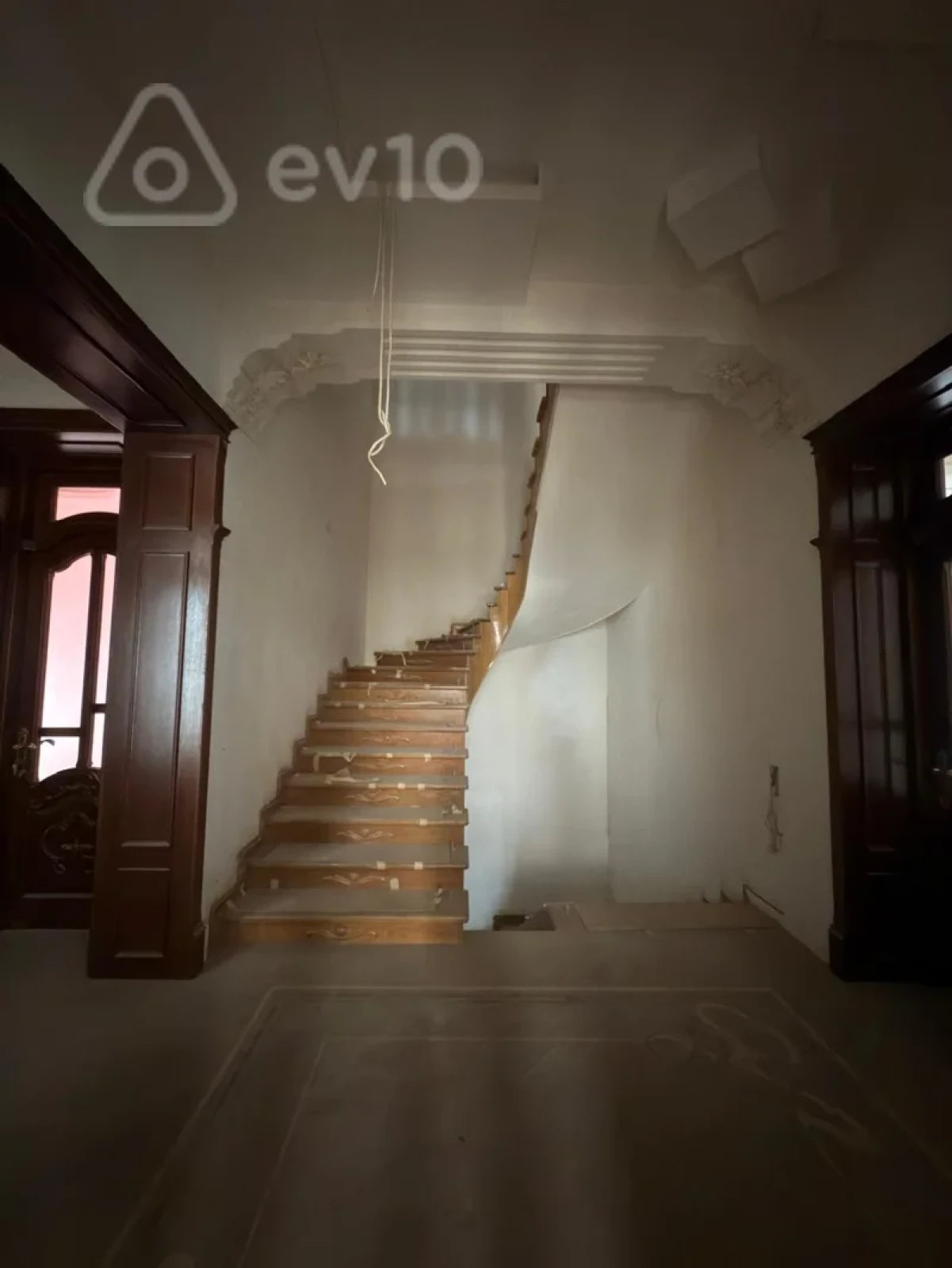 Satılır 8 otaqlı həyət evi 650 m²