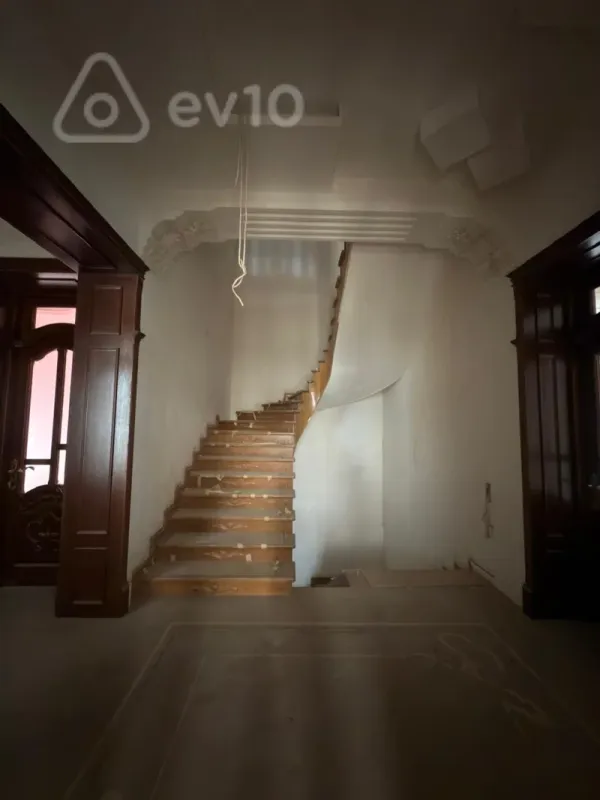 Satılır 8 otaqlı həyət evi 650 m²