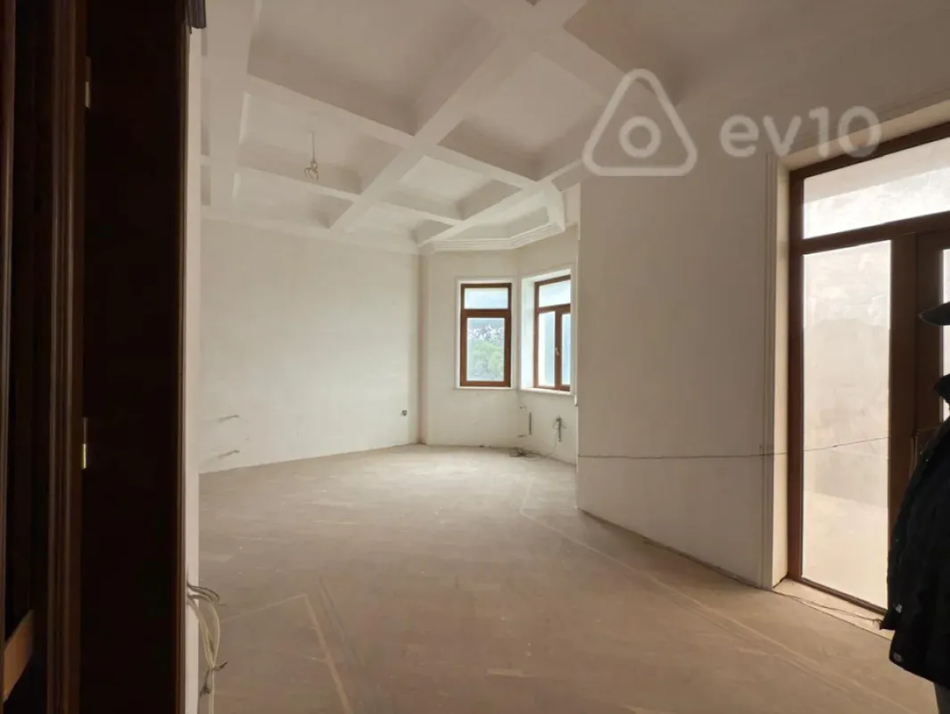 Satılır 8 otaqlı həyət evi 650 m²