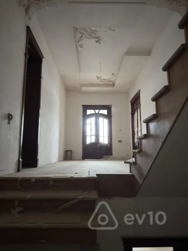 Satılır 8 otaqlı həyət evi 650 m²