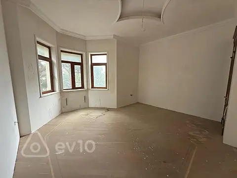 Satılır 8 otaqlı həyət evi 650 m²