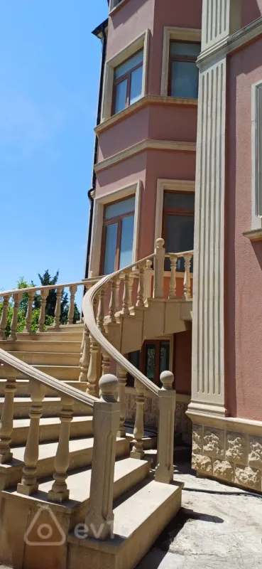 Satılır 8 otaqlı həyət evi 650 m²