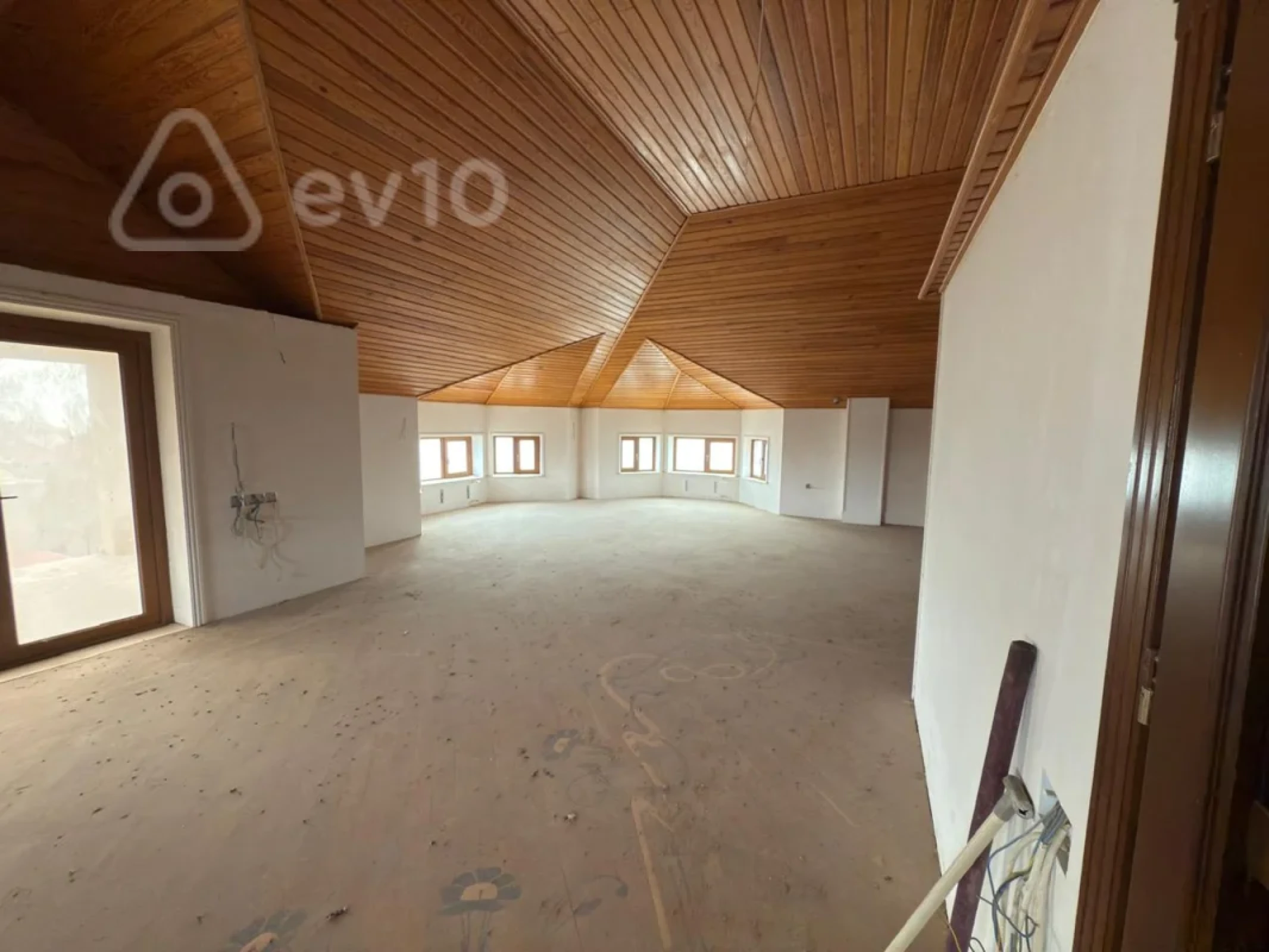 Satılır 8 otaqlı həyət evi 650 m²