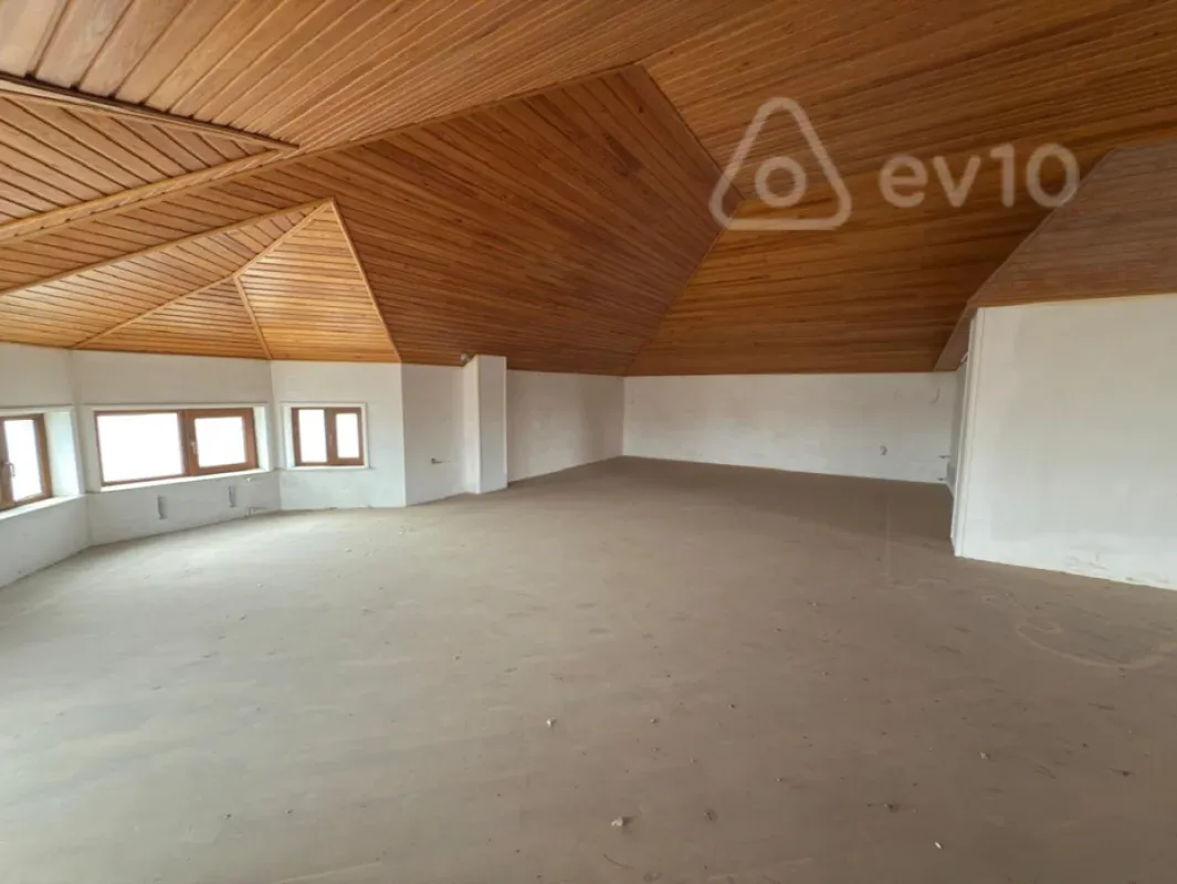 Satılır 8 otaqlı həyət evi 650 m²