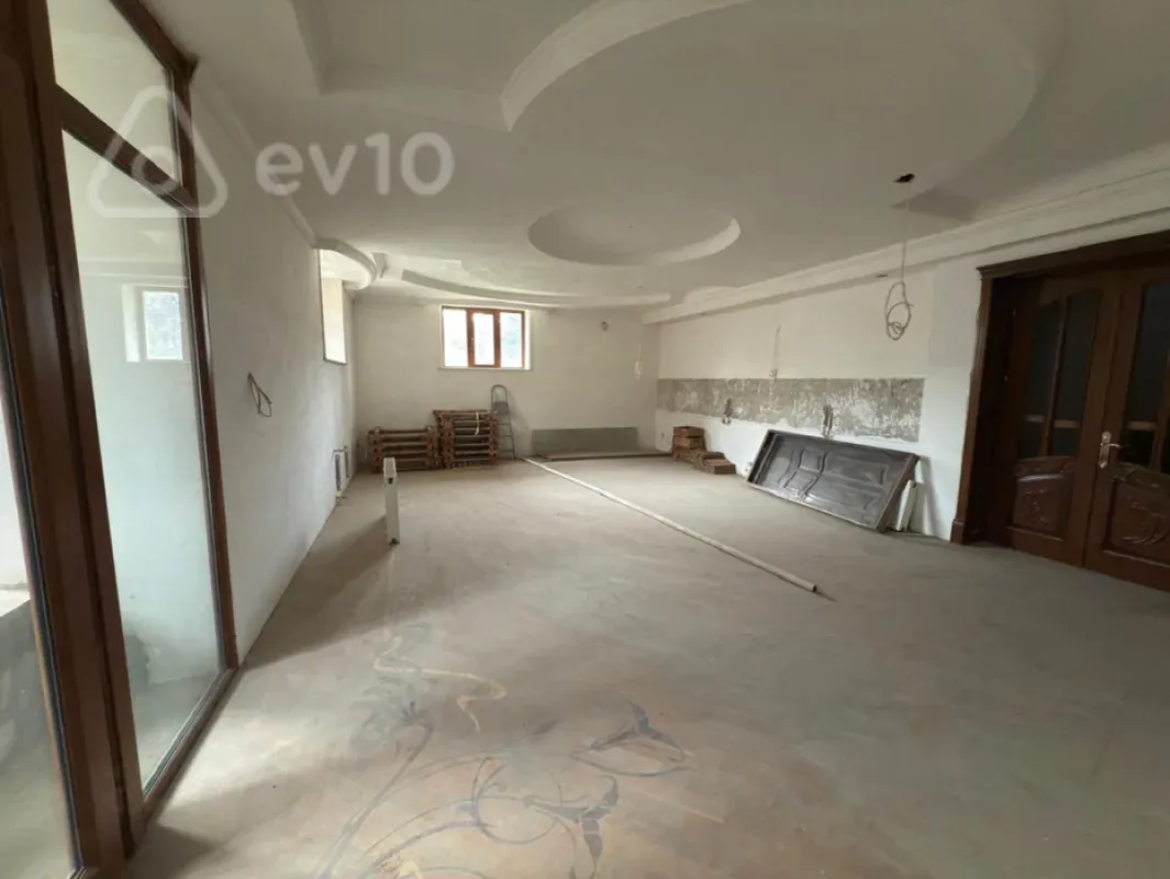 Satılır 8 otaqlı həyət evi 650 m²