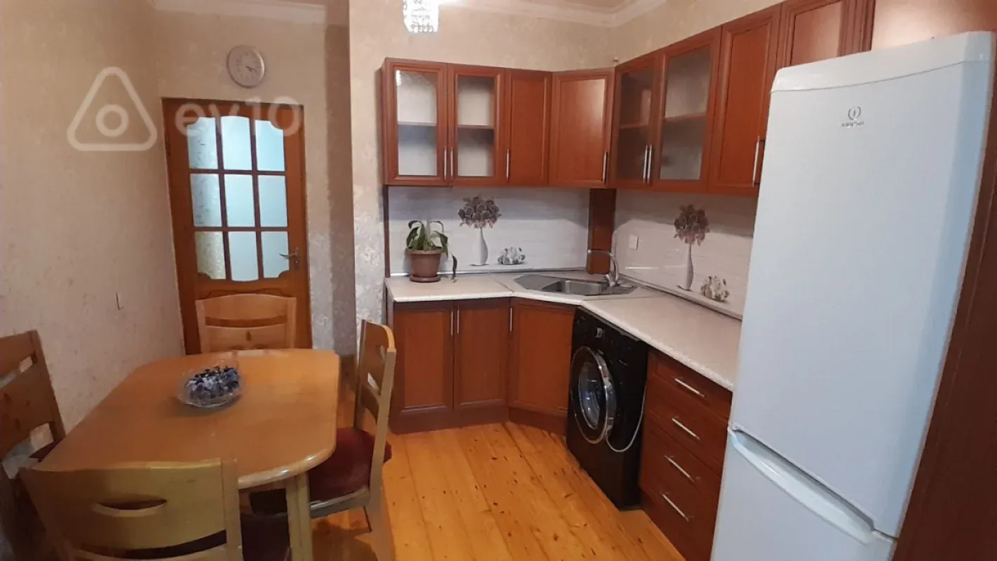 Kirayə verilir 2 otaqlı köhnə tikili 60 m²