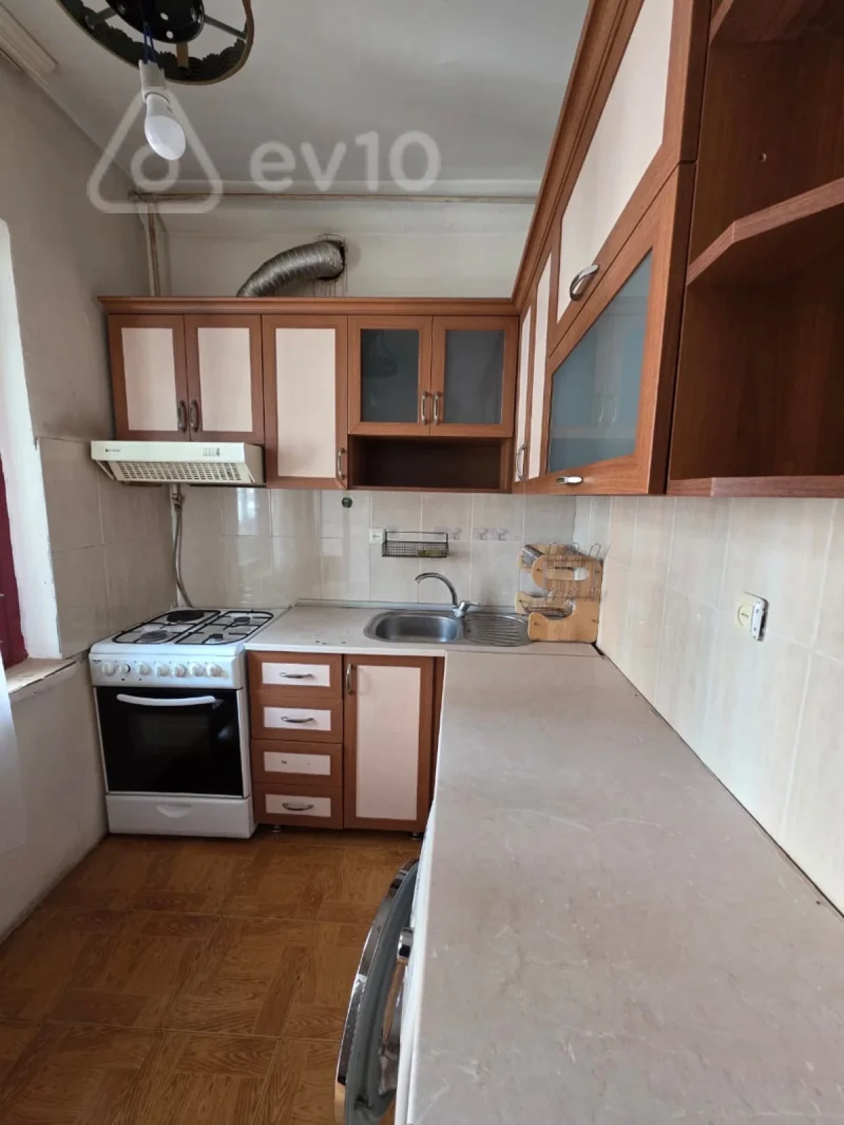 Kirayə verilir 2 otaqlı köhnə tikili 75 m²